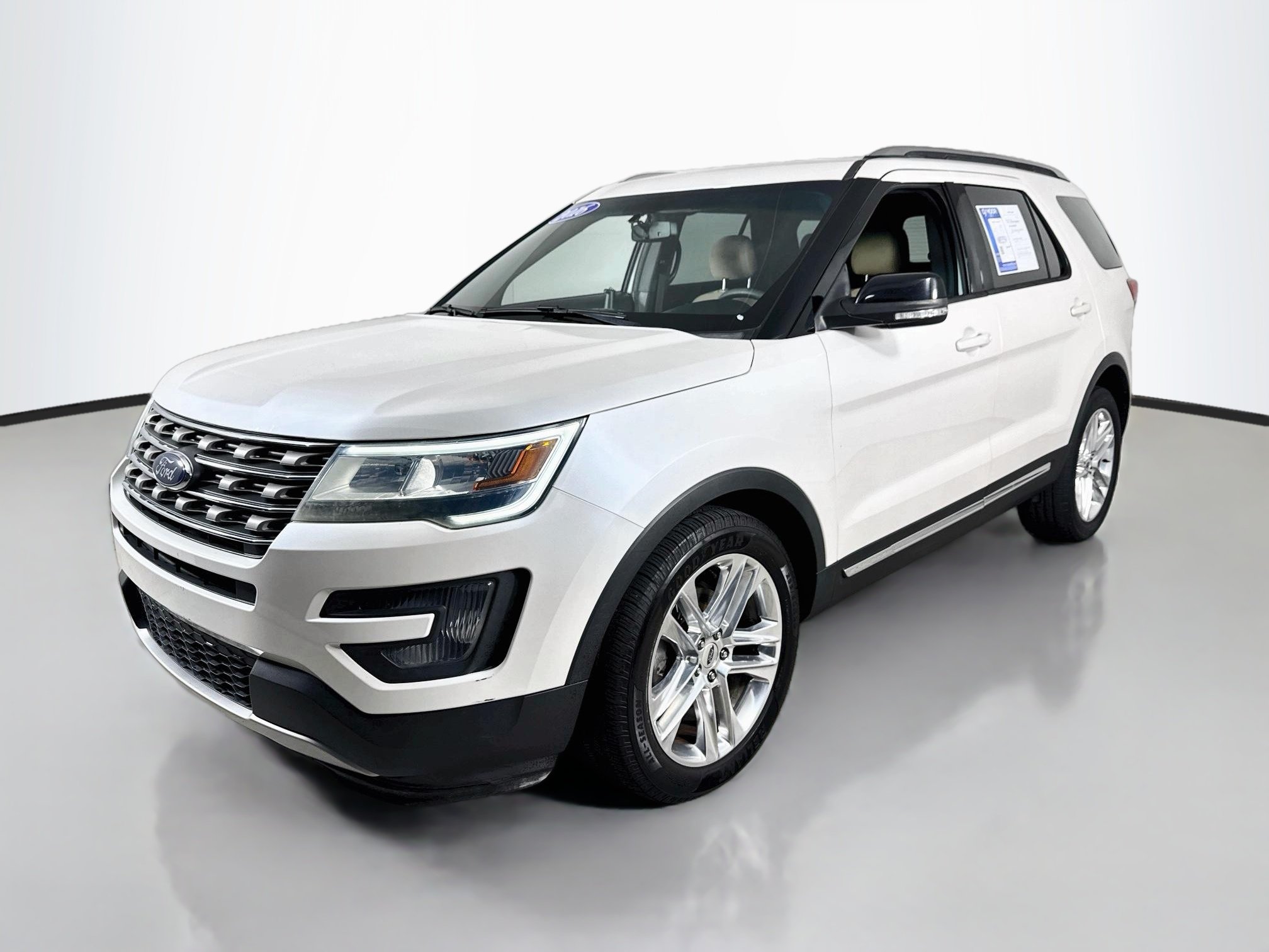 Used 2016 White Platinum Metallic Tri-Coat Ford XLT image 7