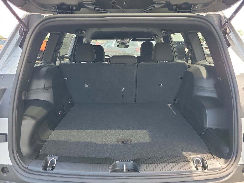 New 2026 Silver Zynith Clear-Coat Exterior Paint Jeep Laredo image 9