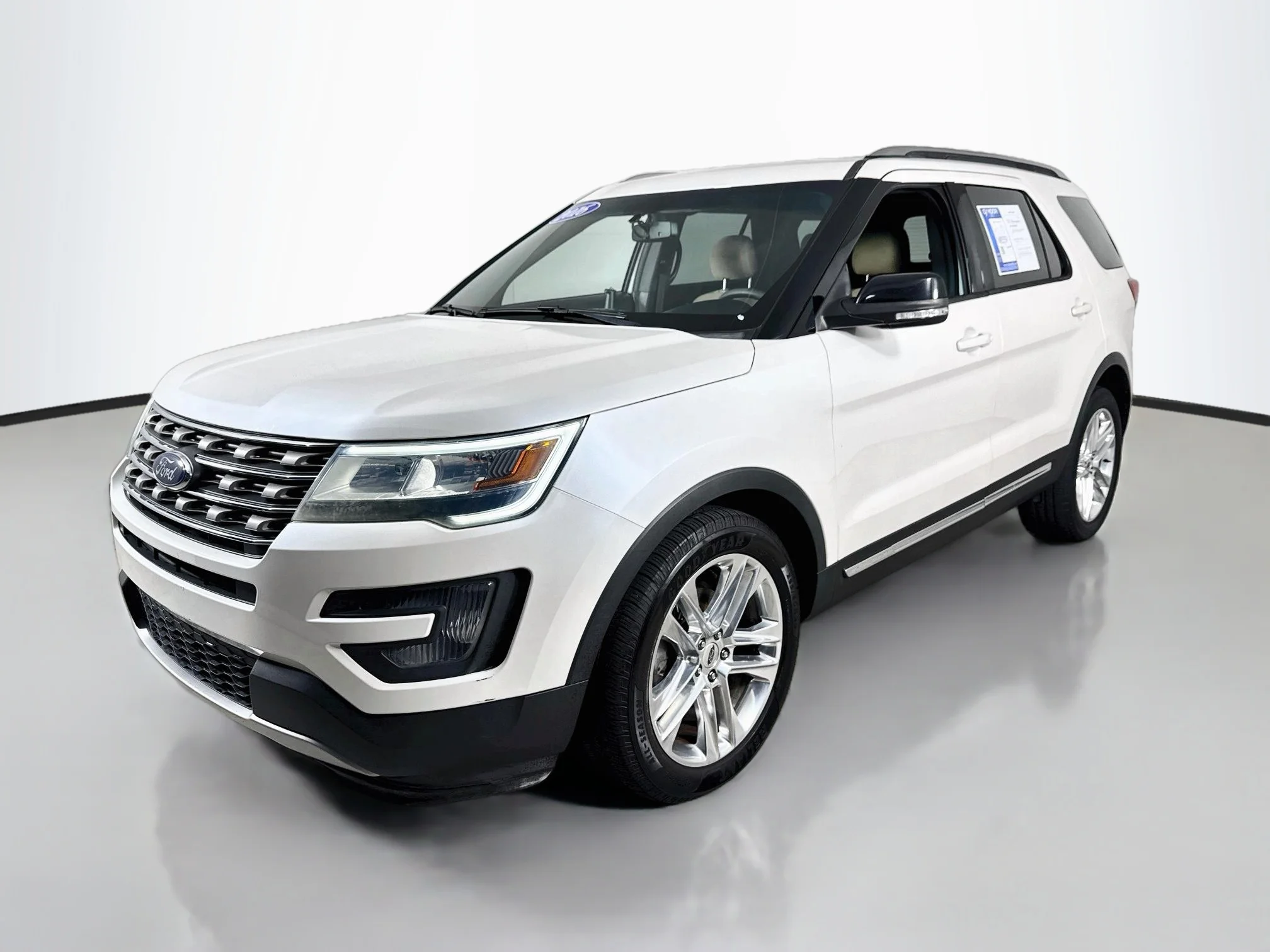 Used 2016 White Platinum Tri-Coat Metallic Ford XLT image 8