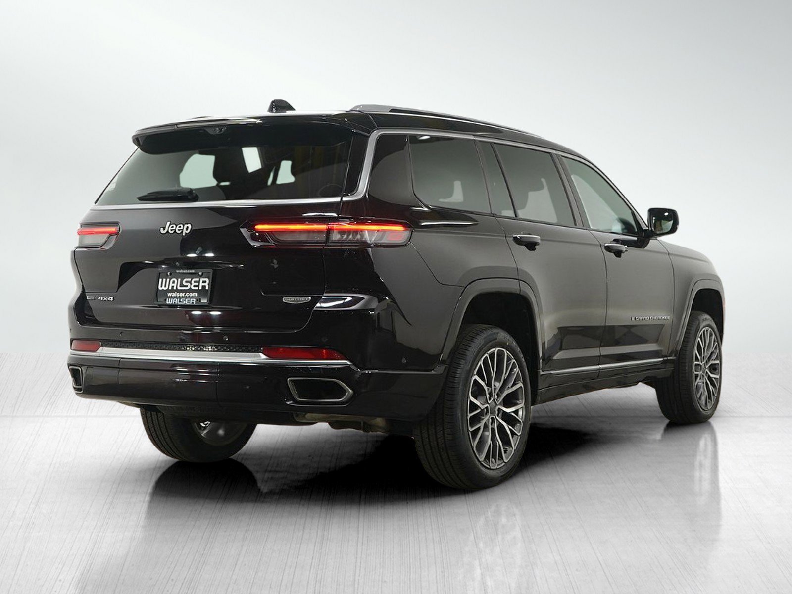 Used 2022 Ember Pearlcoat Jeep Summit image 6