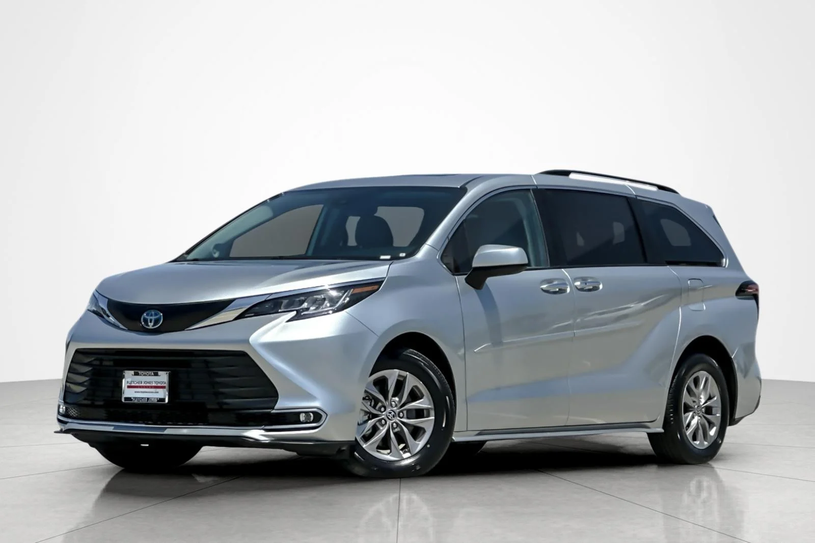 Used 2022 CELESTIAL SILVER MET Toyota XLE image 1