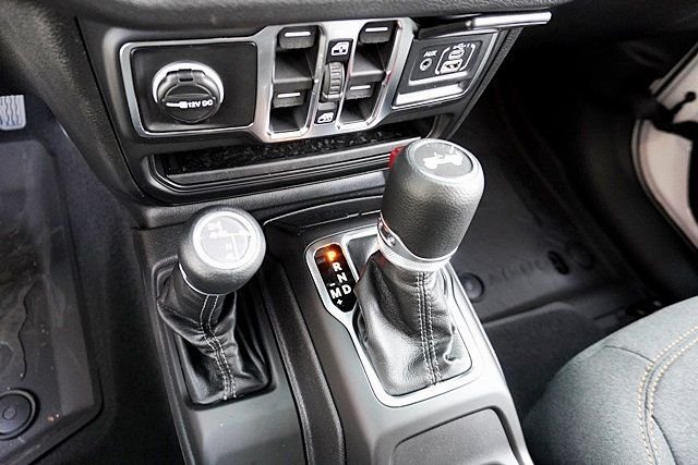 New 2026 Bright White Clear-Coat Exterior Paint Jeep Sport S image 35