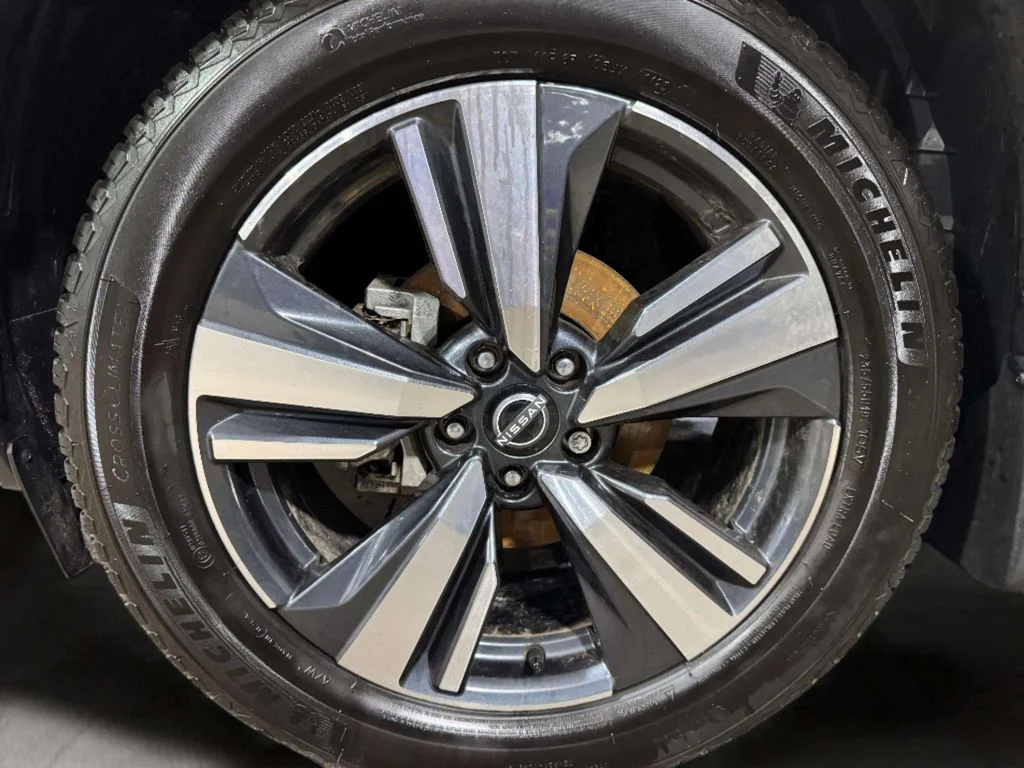 Certified Used 2023 Pearl White Tricoat/Super Black Nissan SL image 33