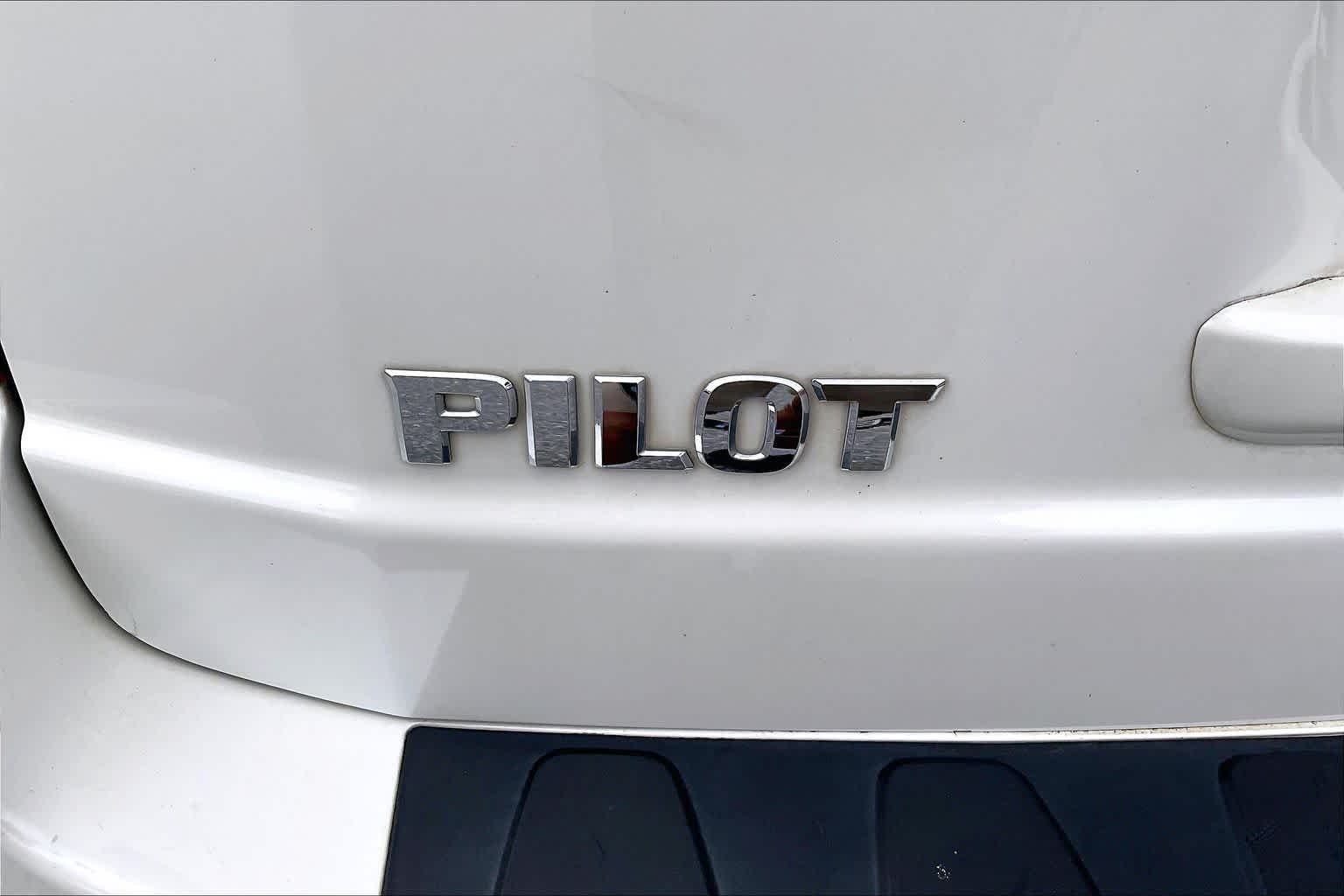 Used 2014 White Diamond Pearl Honda Touring image 33