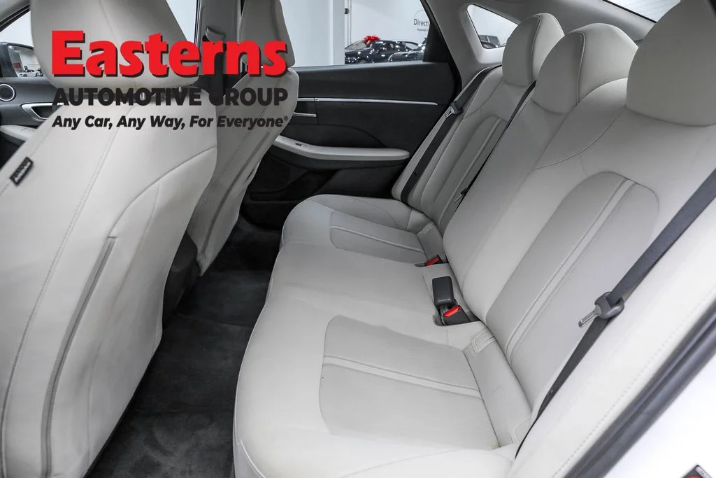 Used 2022 White Hyundai SE image 21