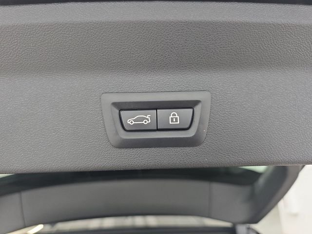 Used 2022 Black Sapphire Metallic BMW xDrive30i image 35