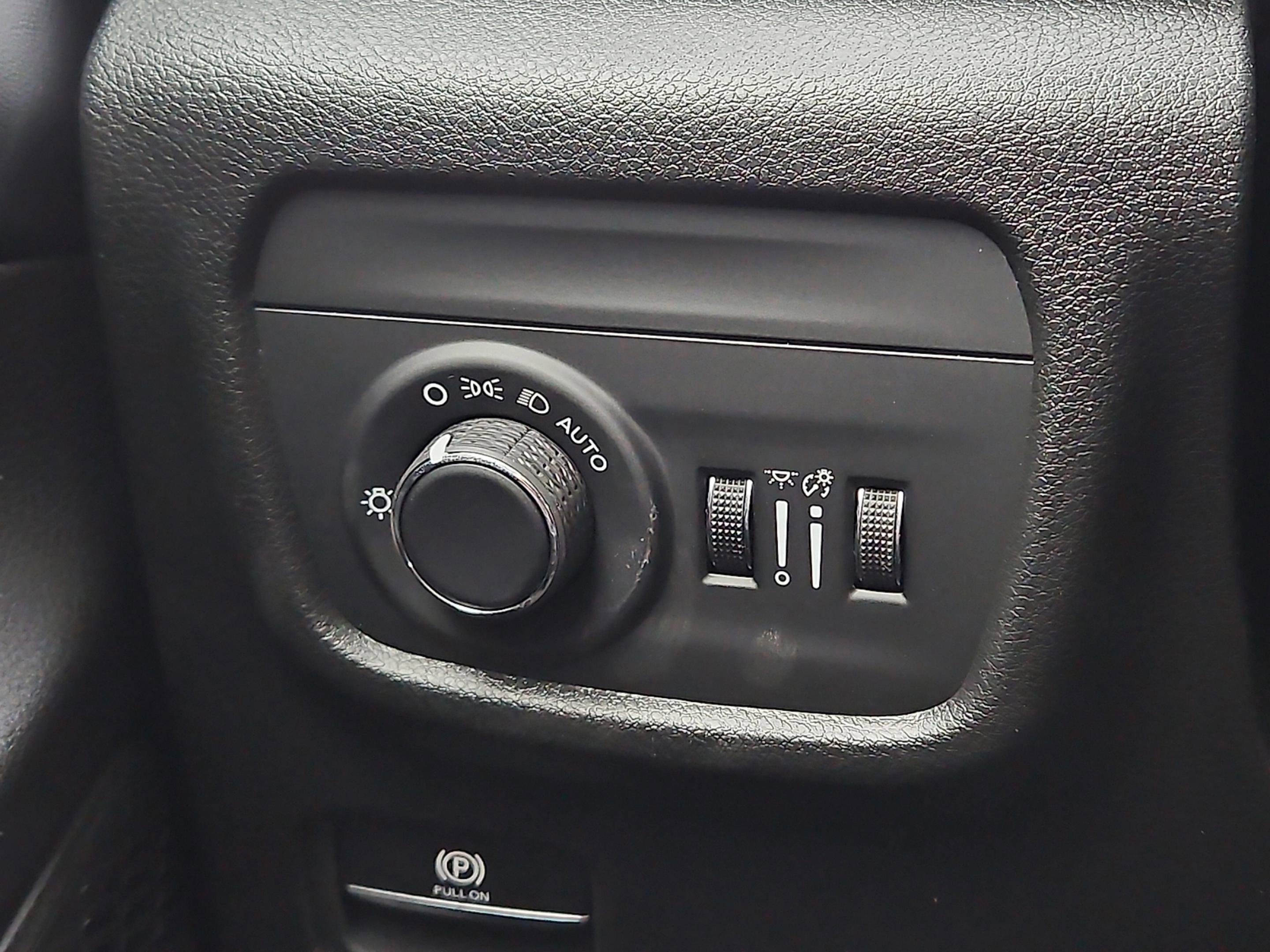 New 2025 Bright White Clear-Coat Exterior Paint Jeep Altitude X image 20
