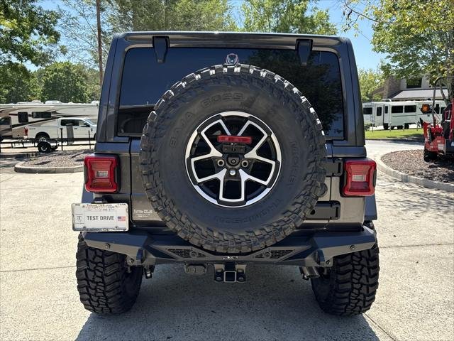 New 2026 Granite Crystal Metallic Clear-Coat Exterior Paint Jeep Rubicon image 7