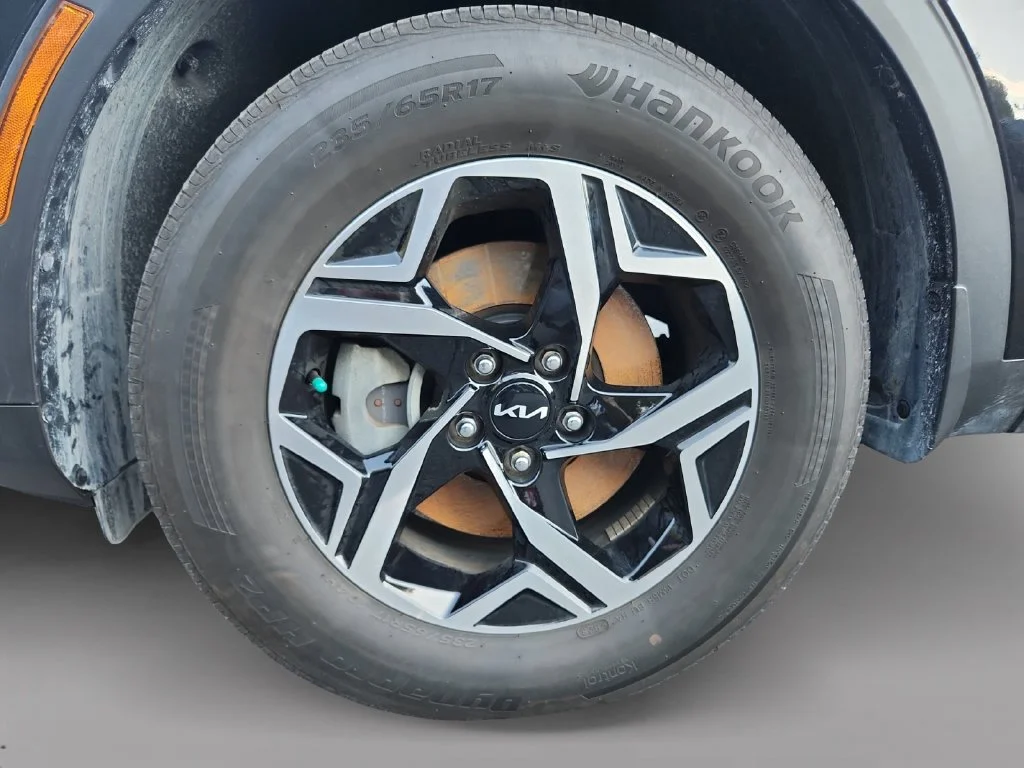 Used 2023 Black Kia LX image 9