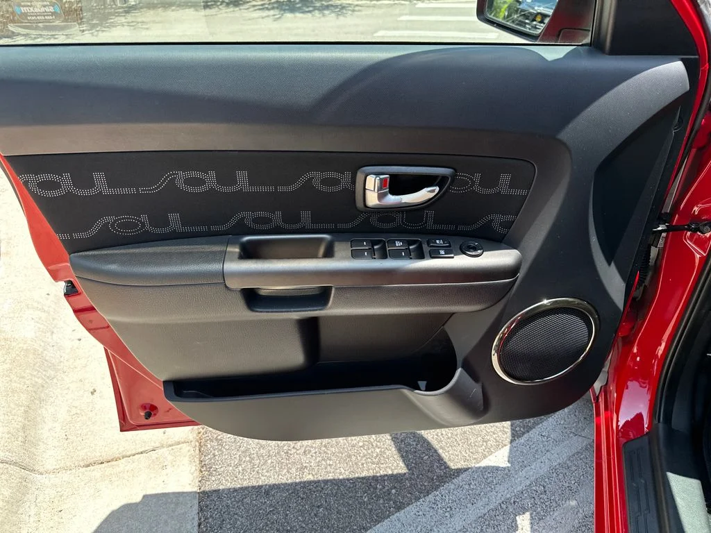 Used 2013 Red Kia Plus image 17