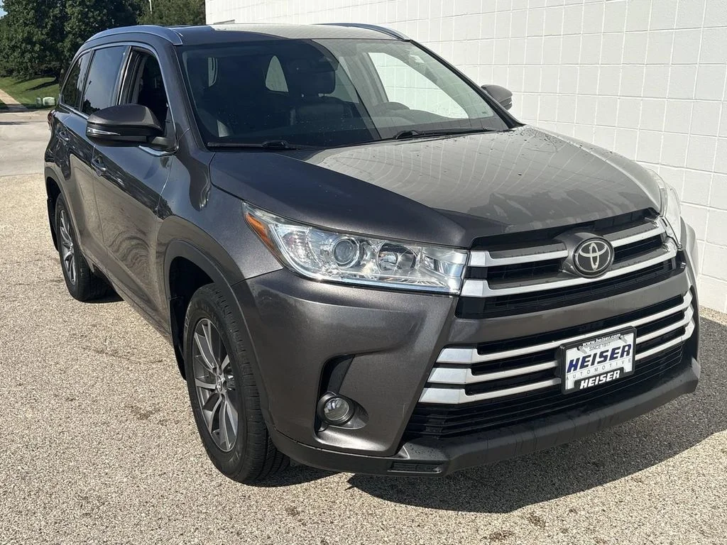 Used 2018  Toyota SE image 14