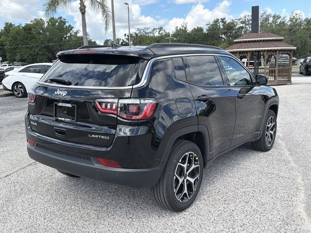 New 2026 Diamond Black Crystal Pearl-Coat Exterior Paint Jeep Limited image 4