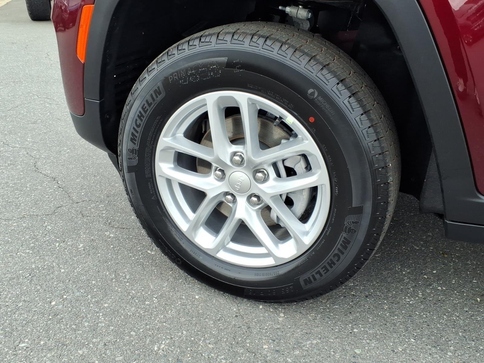 New 2026 Velvet Red Pearl-Coat Exterior Paint Jeep Laredo image 11