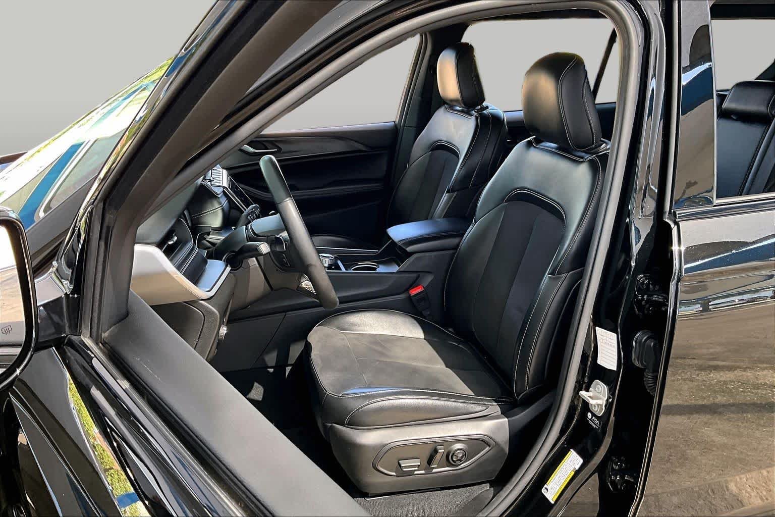 Used 2024 Diamond Black Crystal Pearlcoat Jeep Altitude image 8