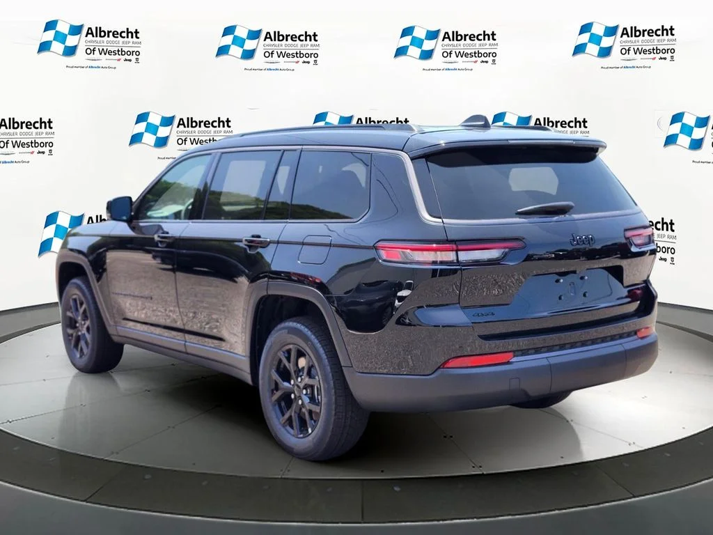 New 2026 Diamond Black Crystal Pearl-Coat Exterior Paint Jeep Altitude image 3
