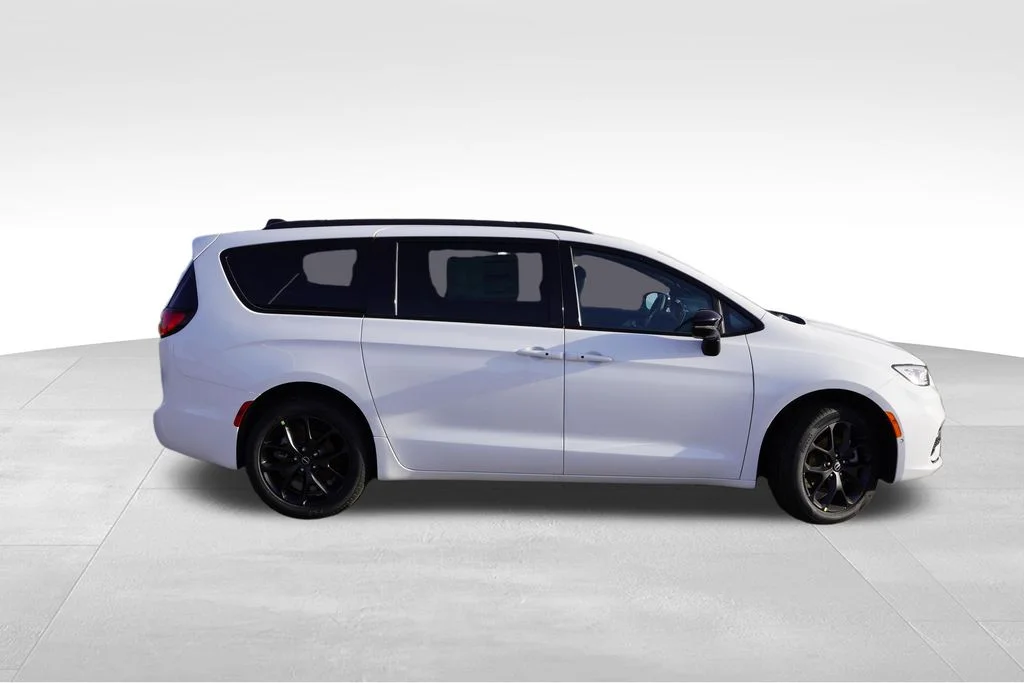 New 2026 Bright White Clear-Coat Exterior Paint Chrysler Limited image 3