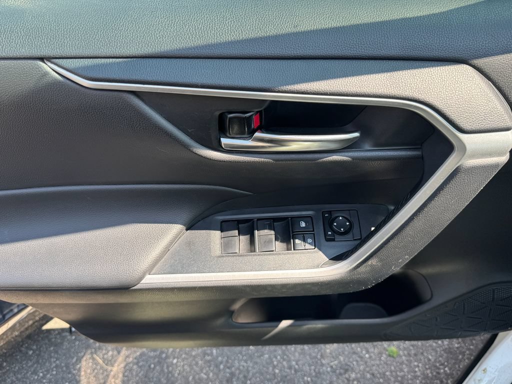 2021 Toyota RAV4 XLE - Photo 26
