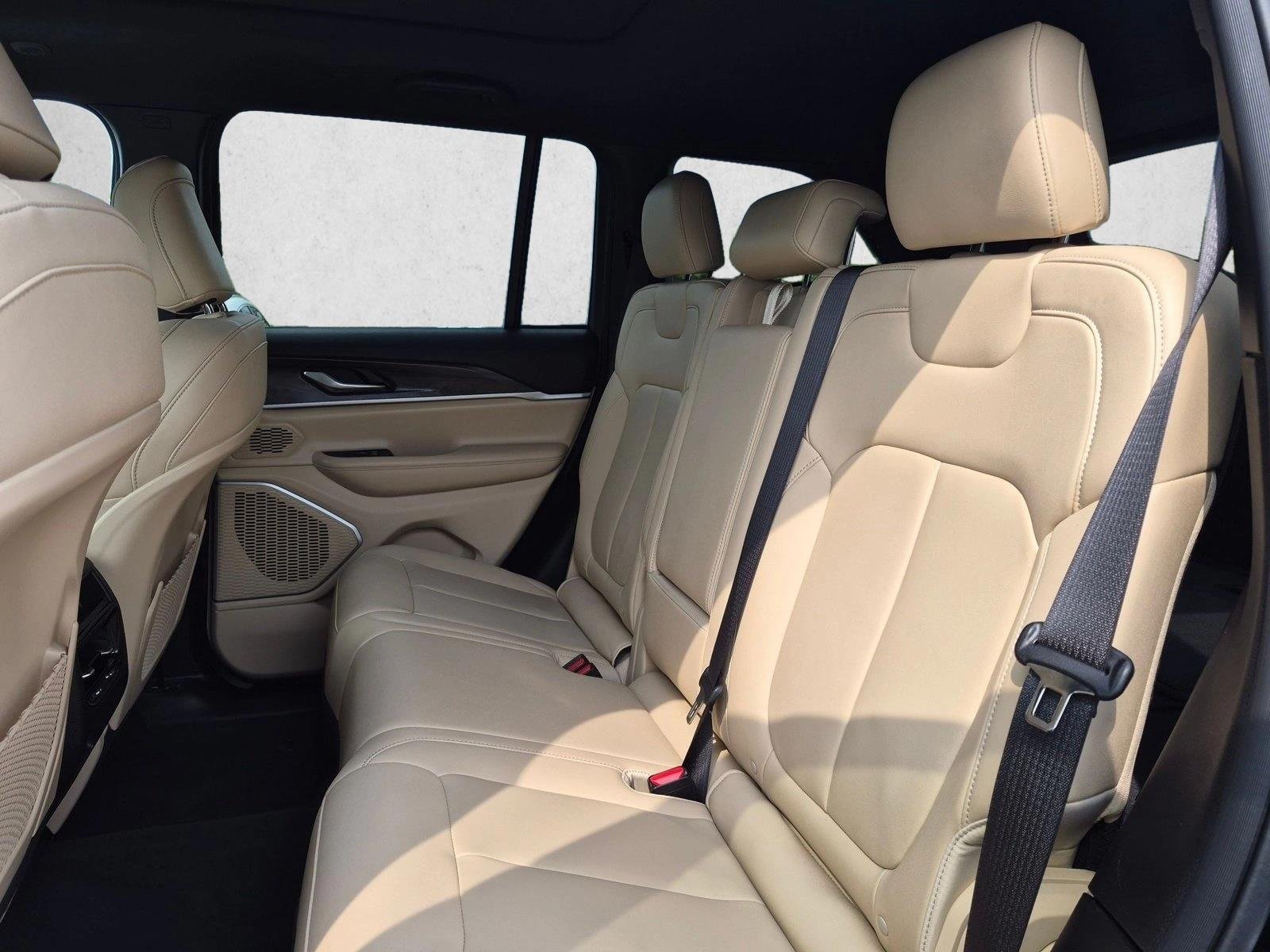 Used 2022 Diamond Black Crystal Pearlcoat Jeep  image 20