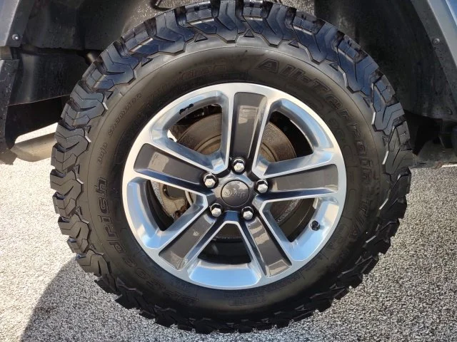 Certified Used 2019 Granite Crystal Clearcoat Metallic Jeep Unlimited Sahara image 28