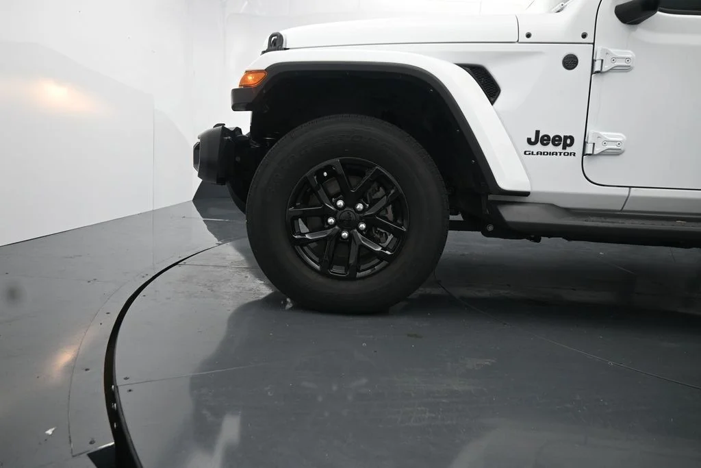 Used 2022 White Jeep Sport image 14