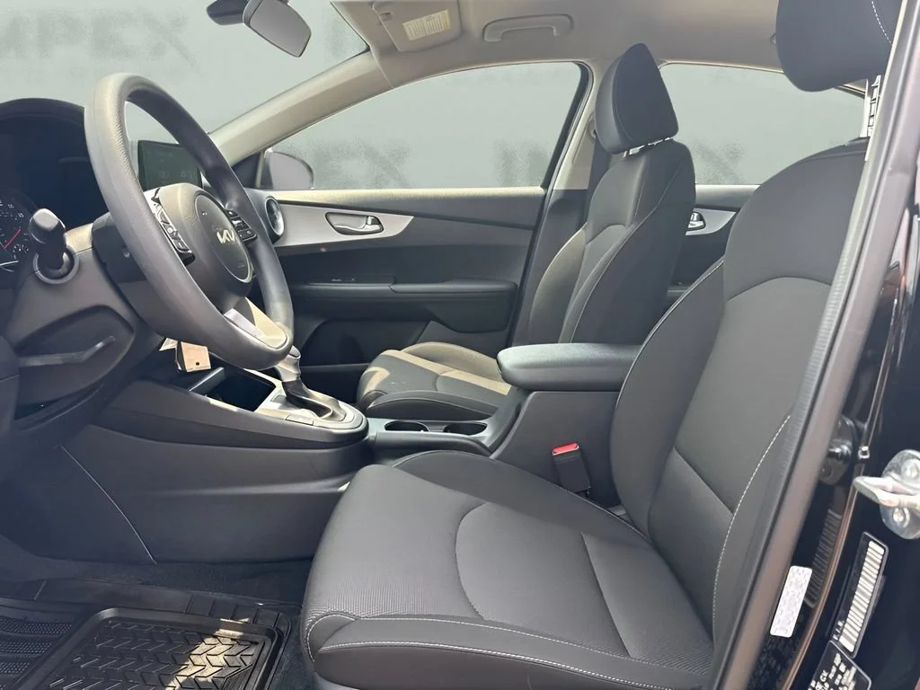 Used 2024  Kia LXS image 9
