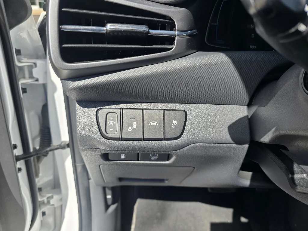 Used 2021 Ceramic White Hyundai SE image 20