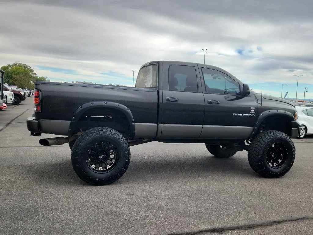 Used 2005 Beige Dodge SLT image 2