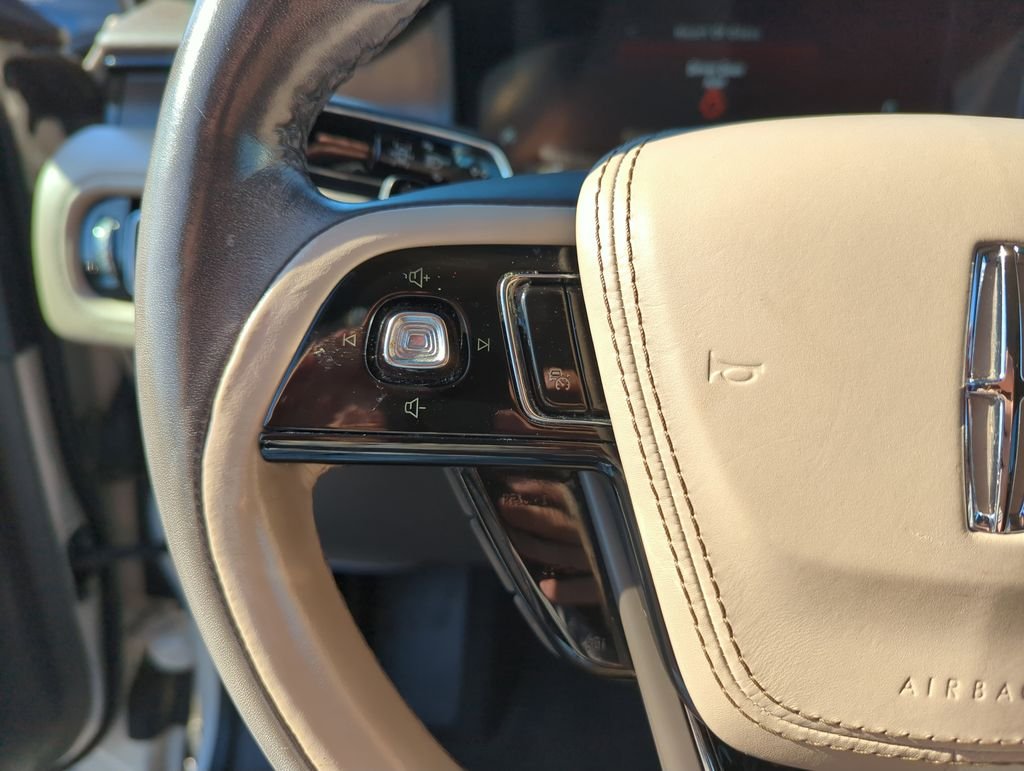 Used 2022 White Lincoln Reserve image 21