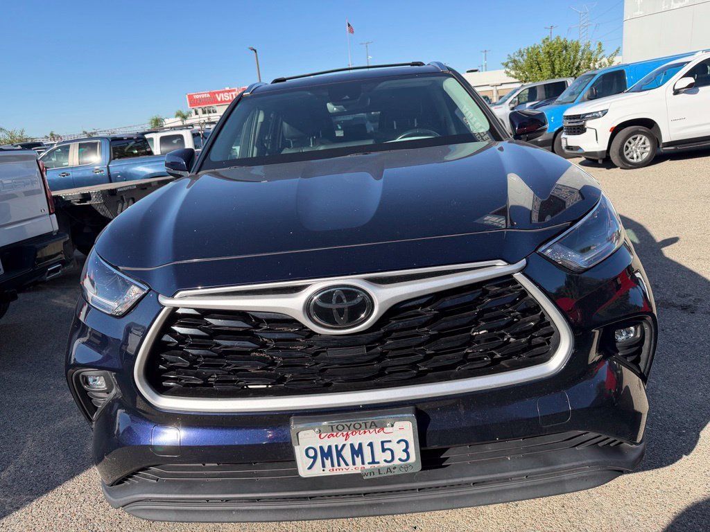 Used 2021  Toyota XLE image 2