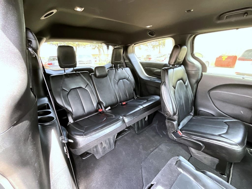 Used 2025 White Chrysler Select image 18