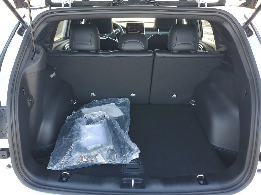 New 2026 Bright White Clearcoat Jeep Latitude image 7