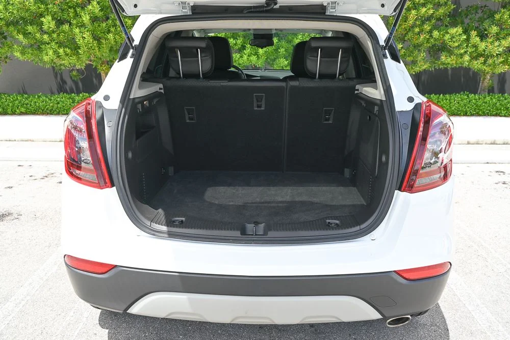 Used 2022 White Buick Preferred image 10