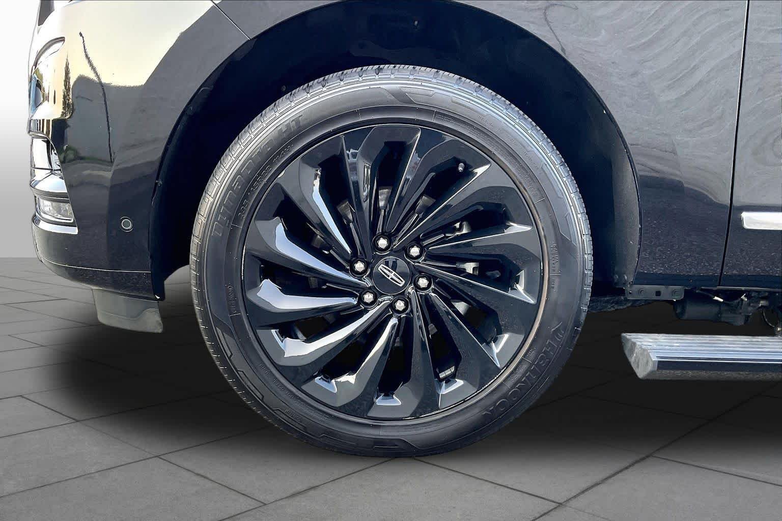 Used 2021 Infinite Black Lincoln Reserve image 11