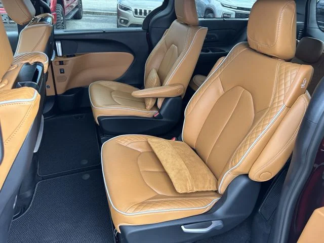 Used 2022 Red Chrysler Pinnacle image 17