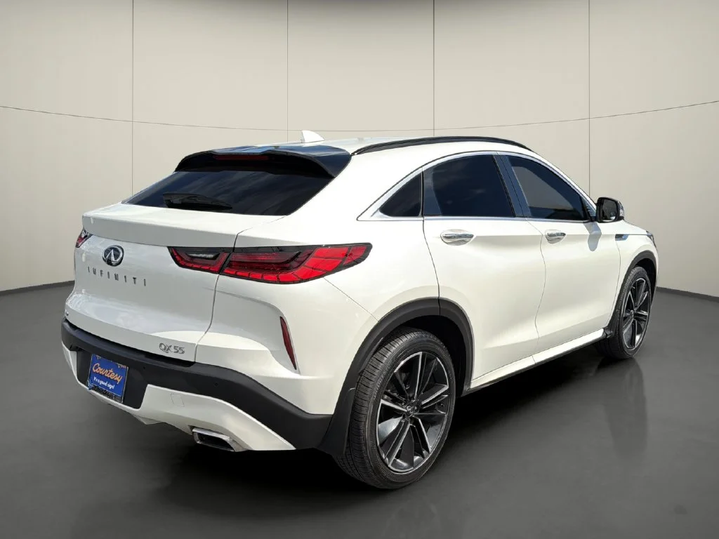 Used 2023 White INFINITI LUXE image 7