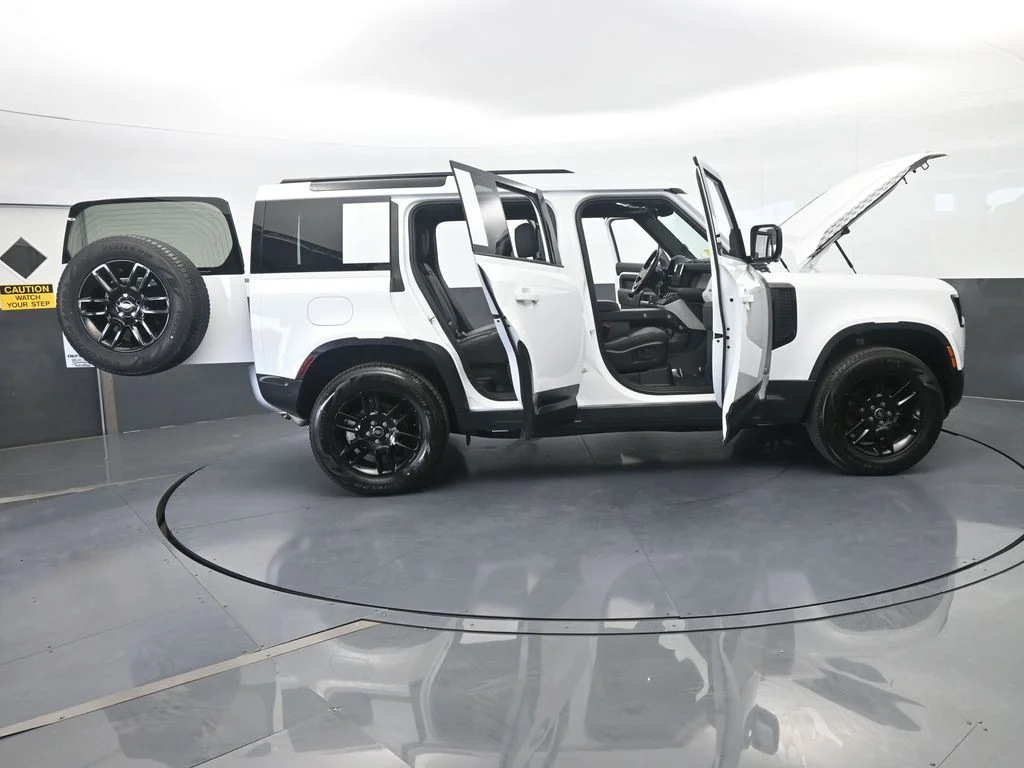 Used 2025 White Land Rover S image 89