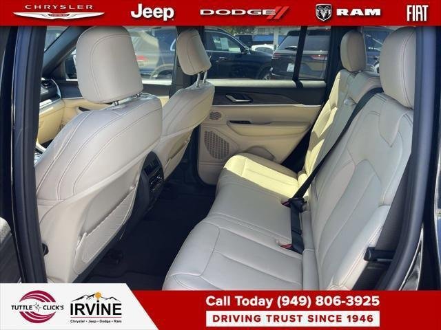 New 2026 Diamond Black Crystal Pearl-Coat Exterior Paint Jeep Limited image 18