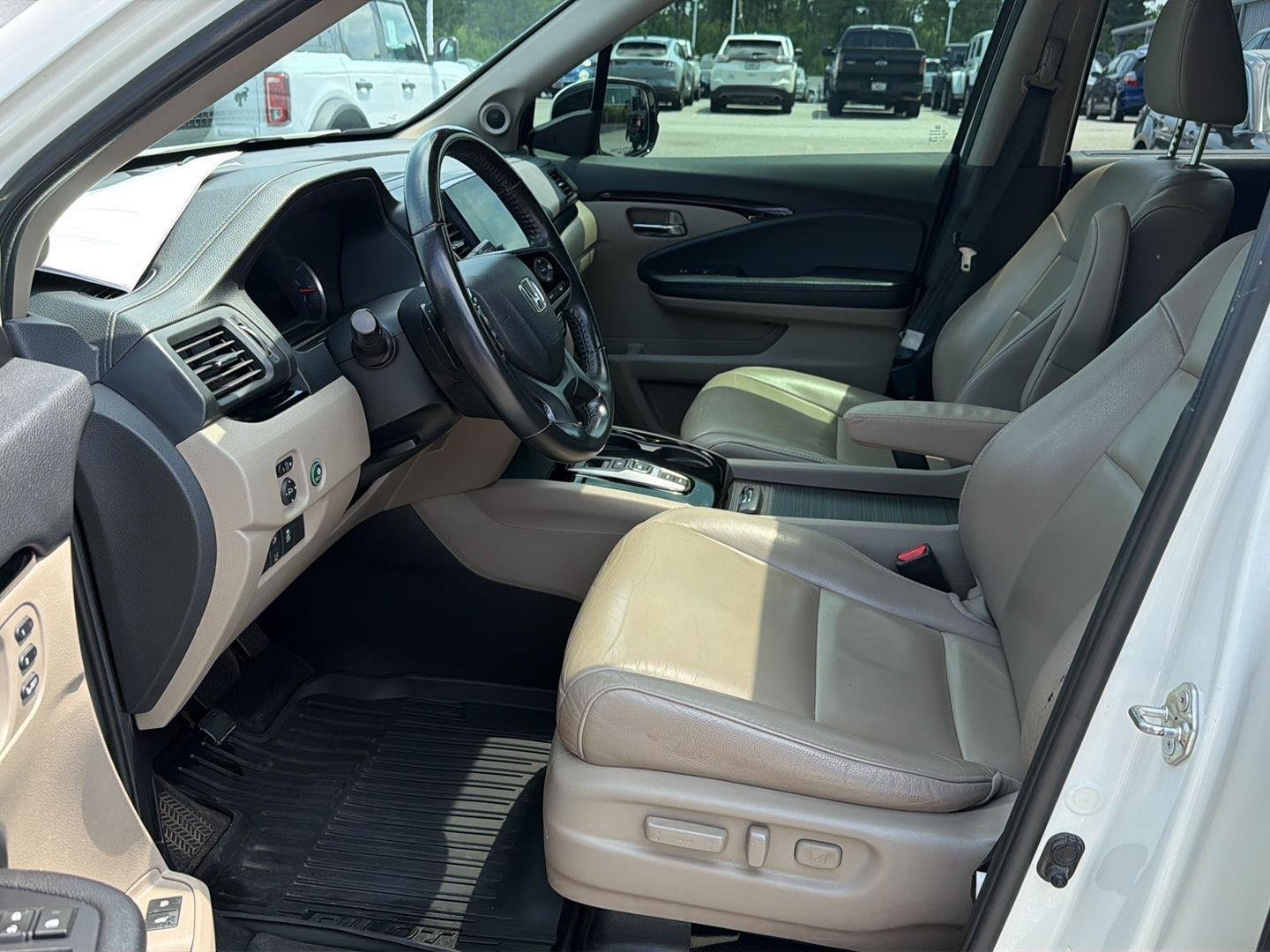 Used 2019 White Diamond Pearl Honda Touring w/Rear Captain