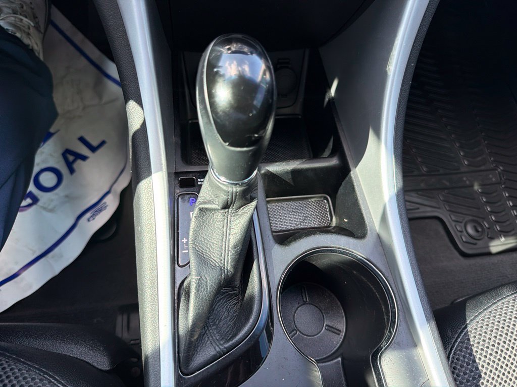 Used 2013 Black Hyundai SE image 17