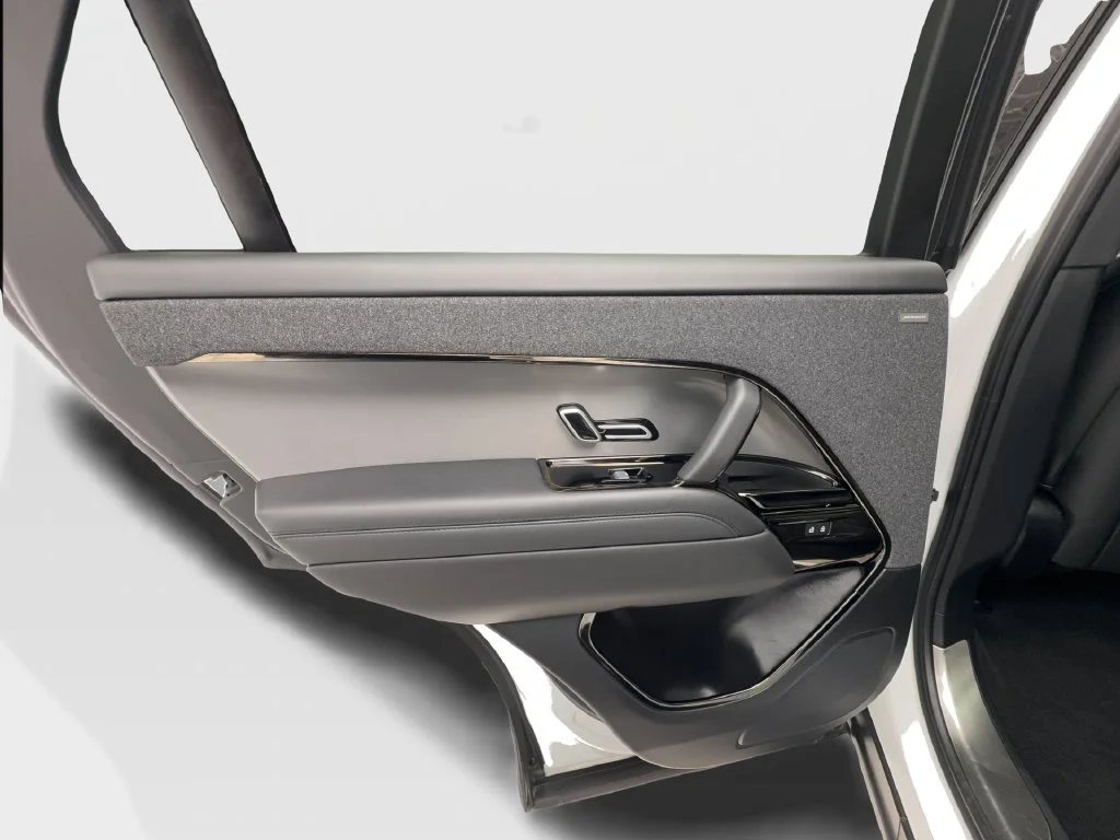 Used 2023 White Land Rover SE image 27
