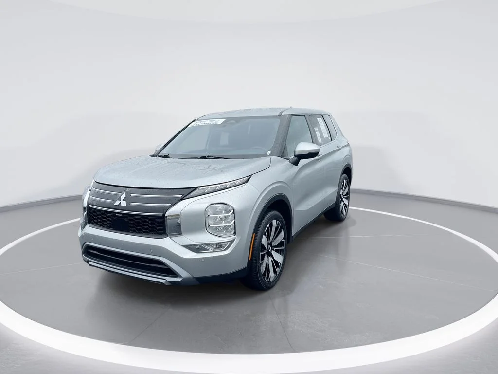 Used 2025 Silver Mitsubishi SE image 4
