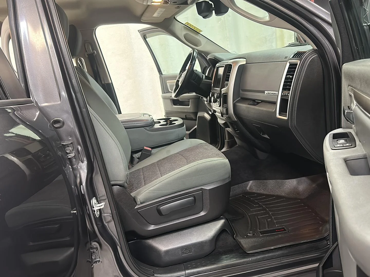 Used 2016 Granite Crystal Metallic Clearcoat Ram Big Horn image 30