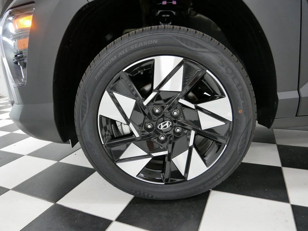 Used 2025 Black Hyundai SEL image 5