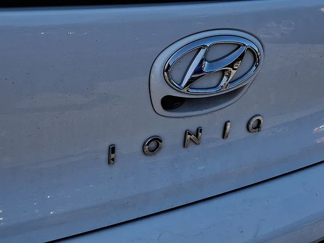 Used 2020 White Hyundai SE image 13