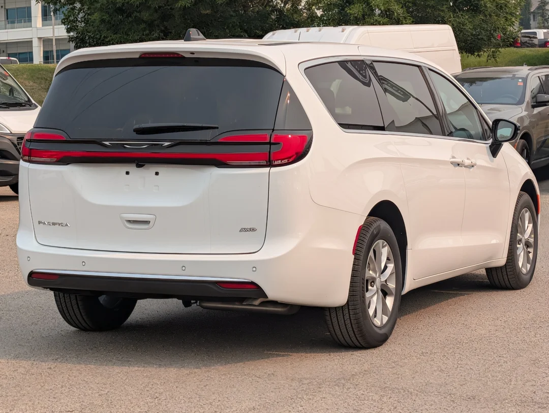 New 2027 White Chrysler Select - - AWD - 3.6L Pentastar VVT V6 - Safety Sphere Pkg w/ 360 Cam - Stow n Go Seats & More! image 8