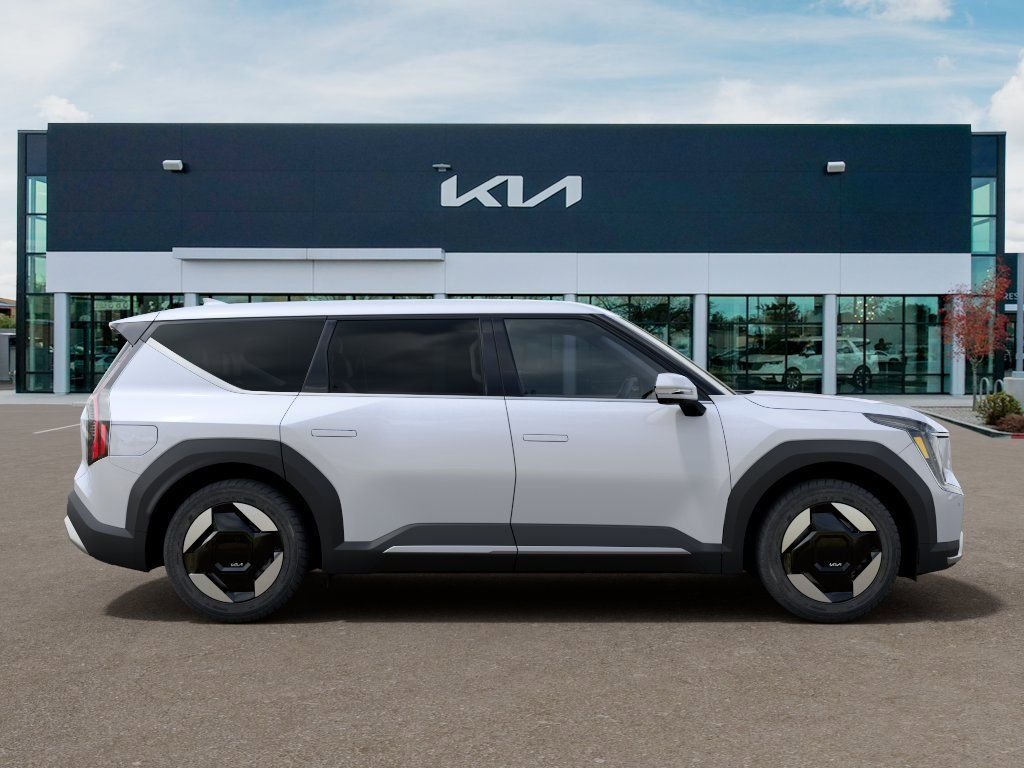 New 2026 White Kia Light image 7