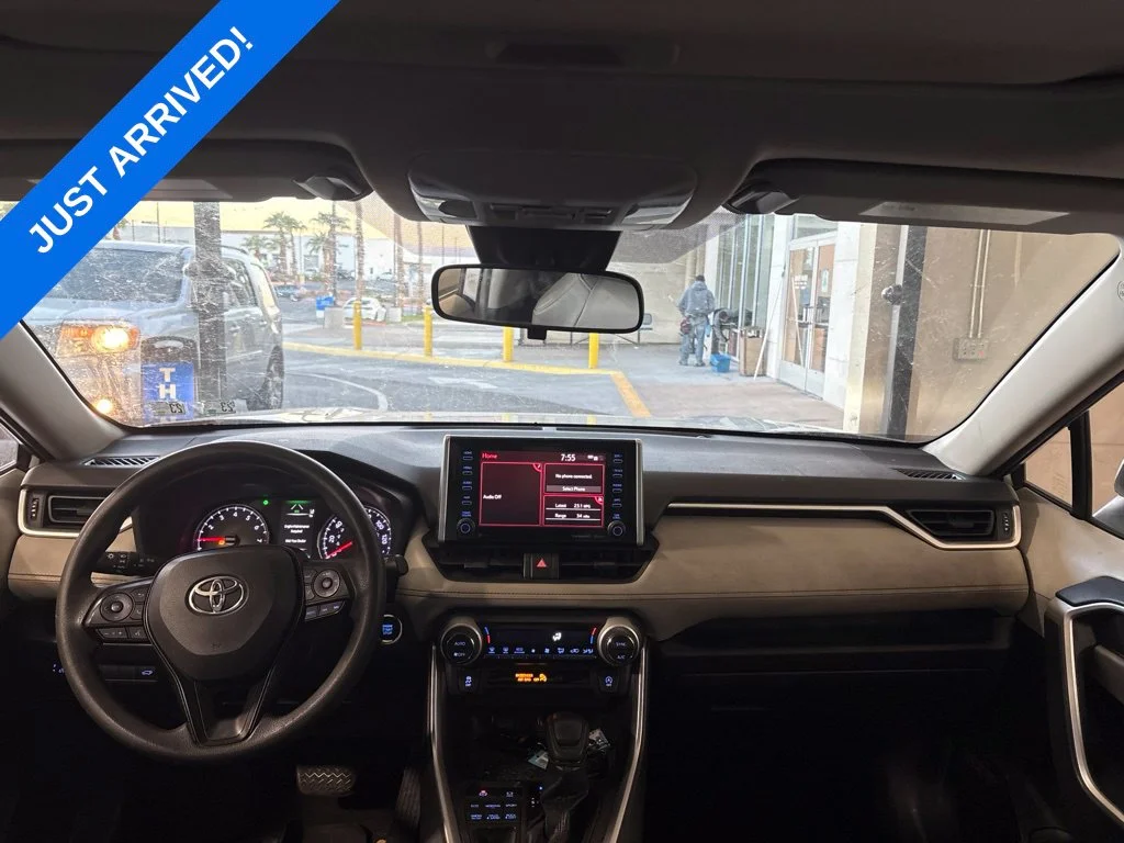 Used 2020 Silver Sky Metallic Toyota XLE image 5
