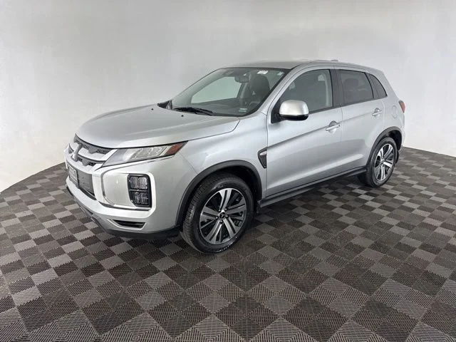Used 2023  Mitsubishi 2.0 SE image 3
