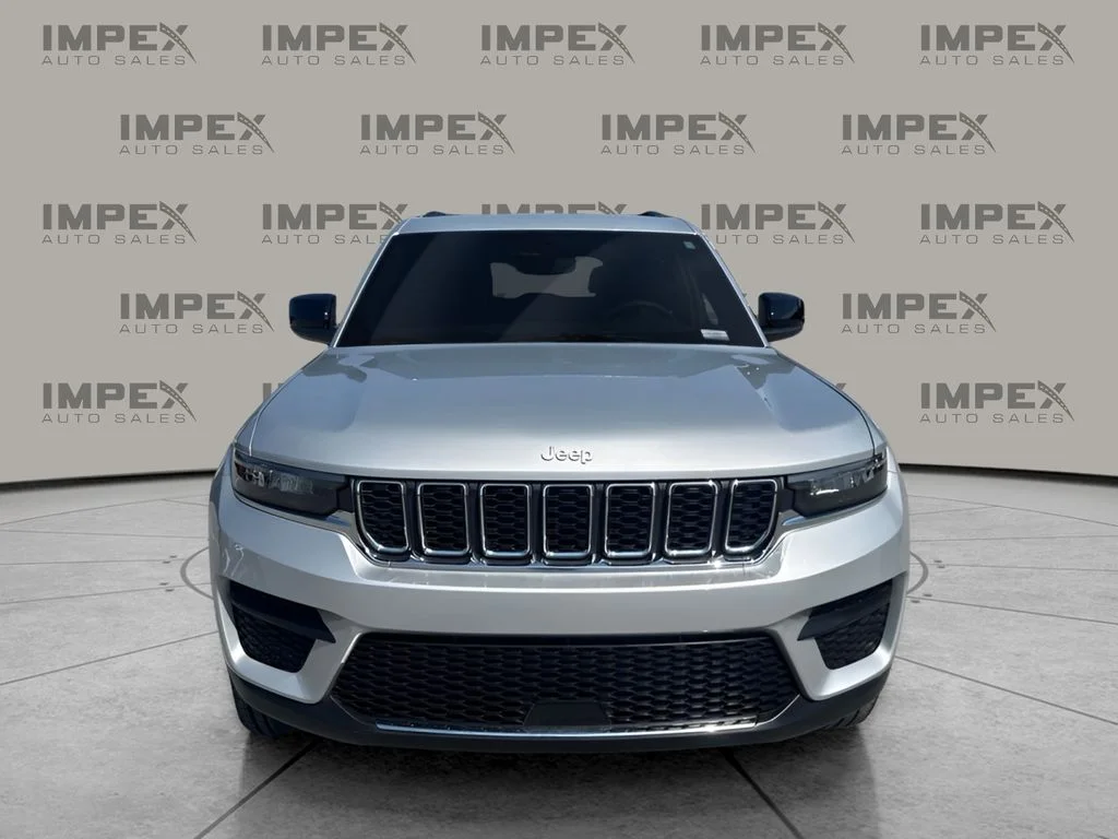 Used 2024 Silver Jeep Laredo image 8