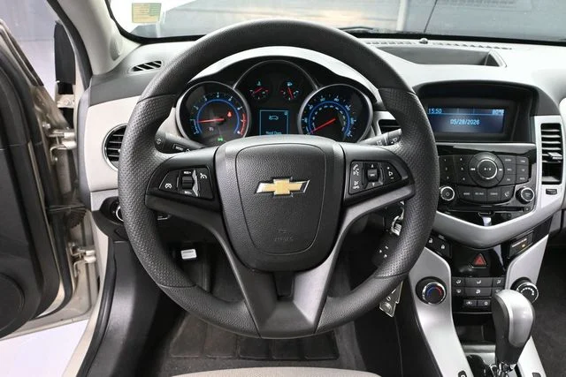 2013 Chevrolet Cruze LS - Photo 23